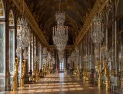 You can estimate the power of the king while traveling through Galerie des Glaces. The galary is enriched with precious marbles, ornamented gilded bro